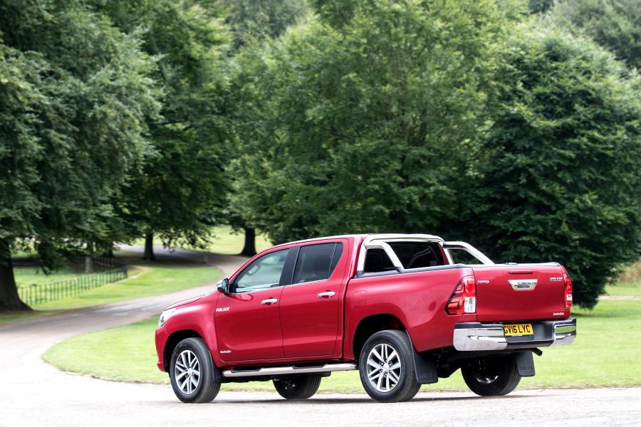  Toyota Hilux Invincible Double Cab 2016 года  (UK) (фото 9 из 30)